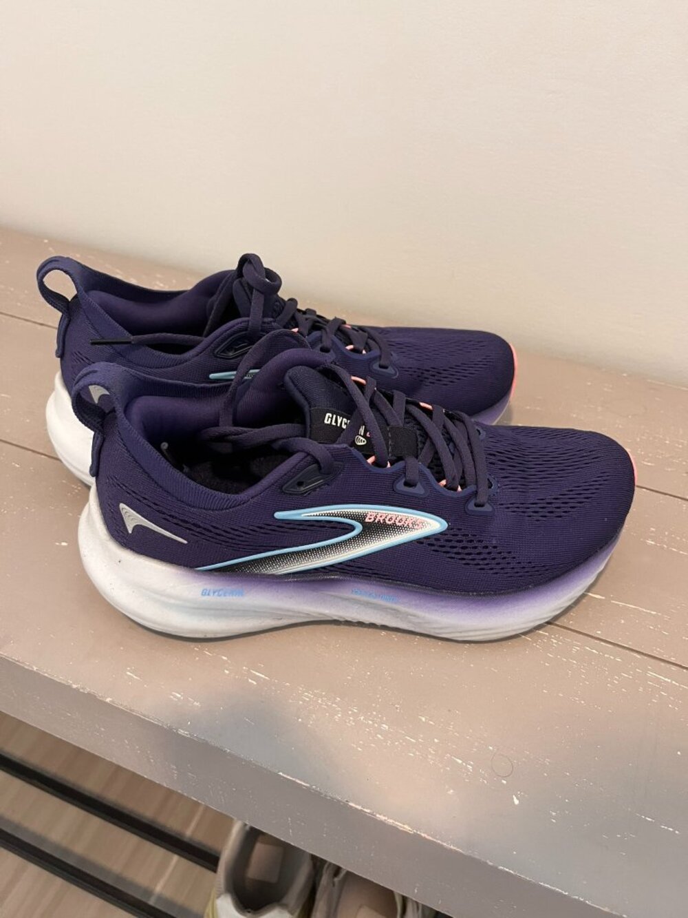 Like new, Brooks Glycerin 22 running shoe - Size 7.5 women's